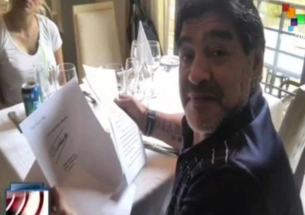 Foto: Maradona muestra la carta enviada por Fidel Castro