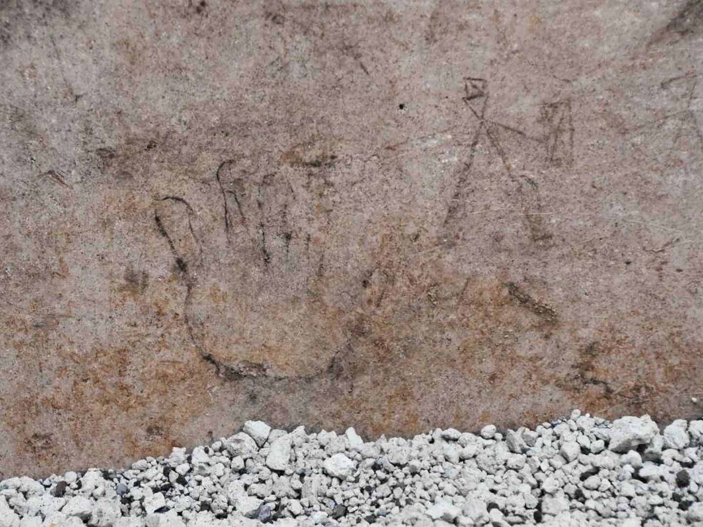 Dibujo de una mano y de una figura. (Parque Arqueológico de Pompeya)