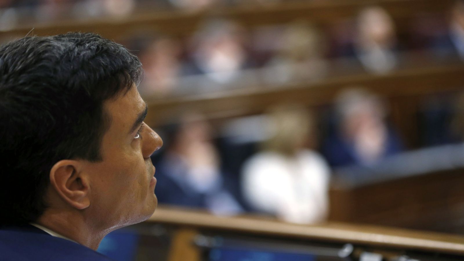 Foto: Pedro Sánchez sigue desde su escaño la segunda sesión de investidura en el Congreso, este 2 de marzo. (EFE)