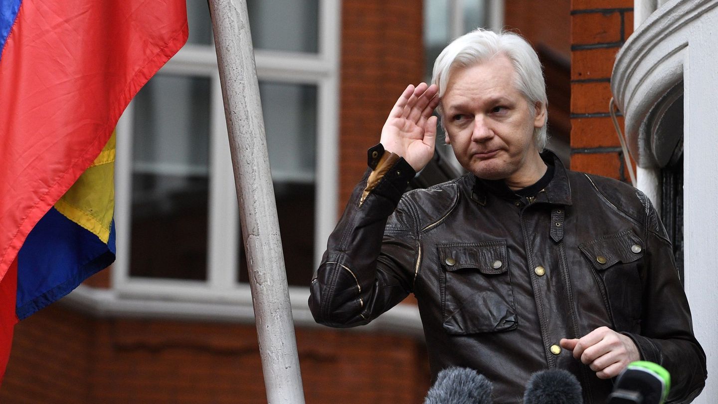 Assange, en una fotografía de archivo, interviniendo desde el balcón de la embajada. (EFE)
