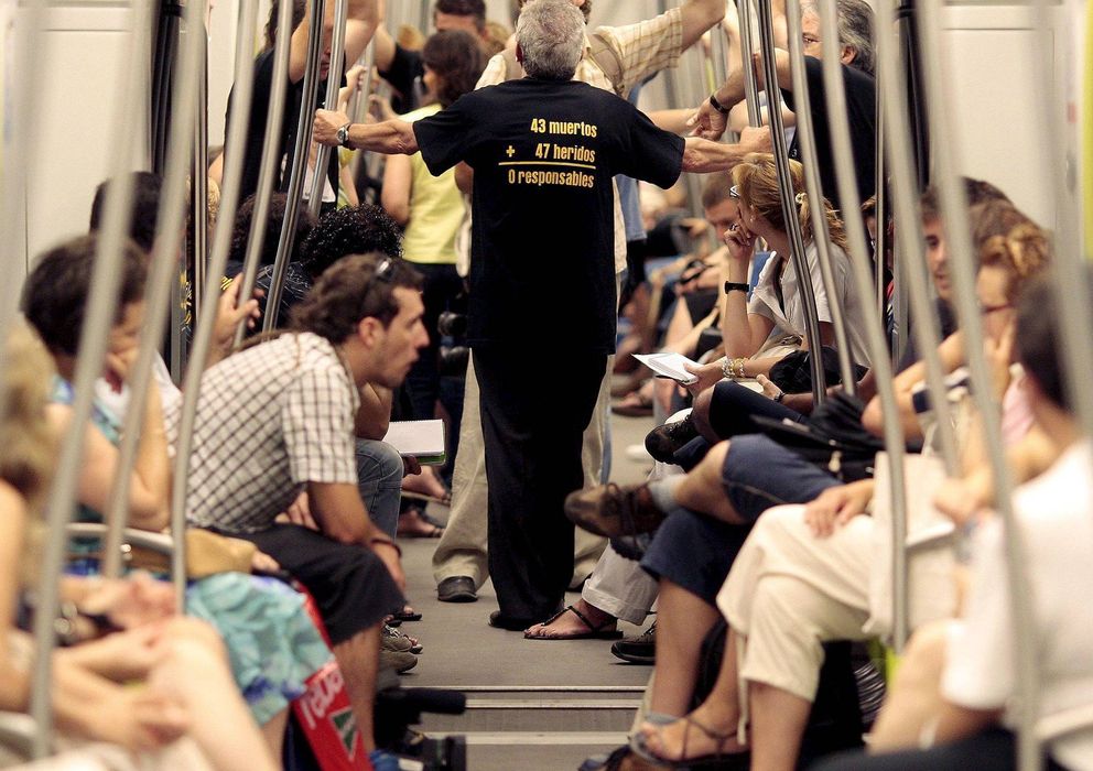 Foto: Un miembro de la Asociación de Víctimas del Metro realiza el viaje de la línea 1 de Metrovalencia donde han homenajeado a los fallecidos (Efe)