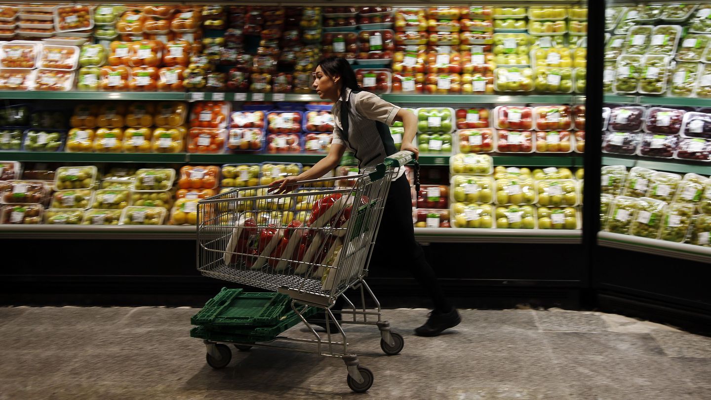 Un empleado repone en un supermercado español (reuters)