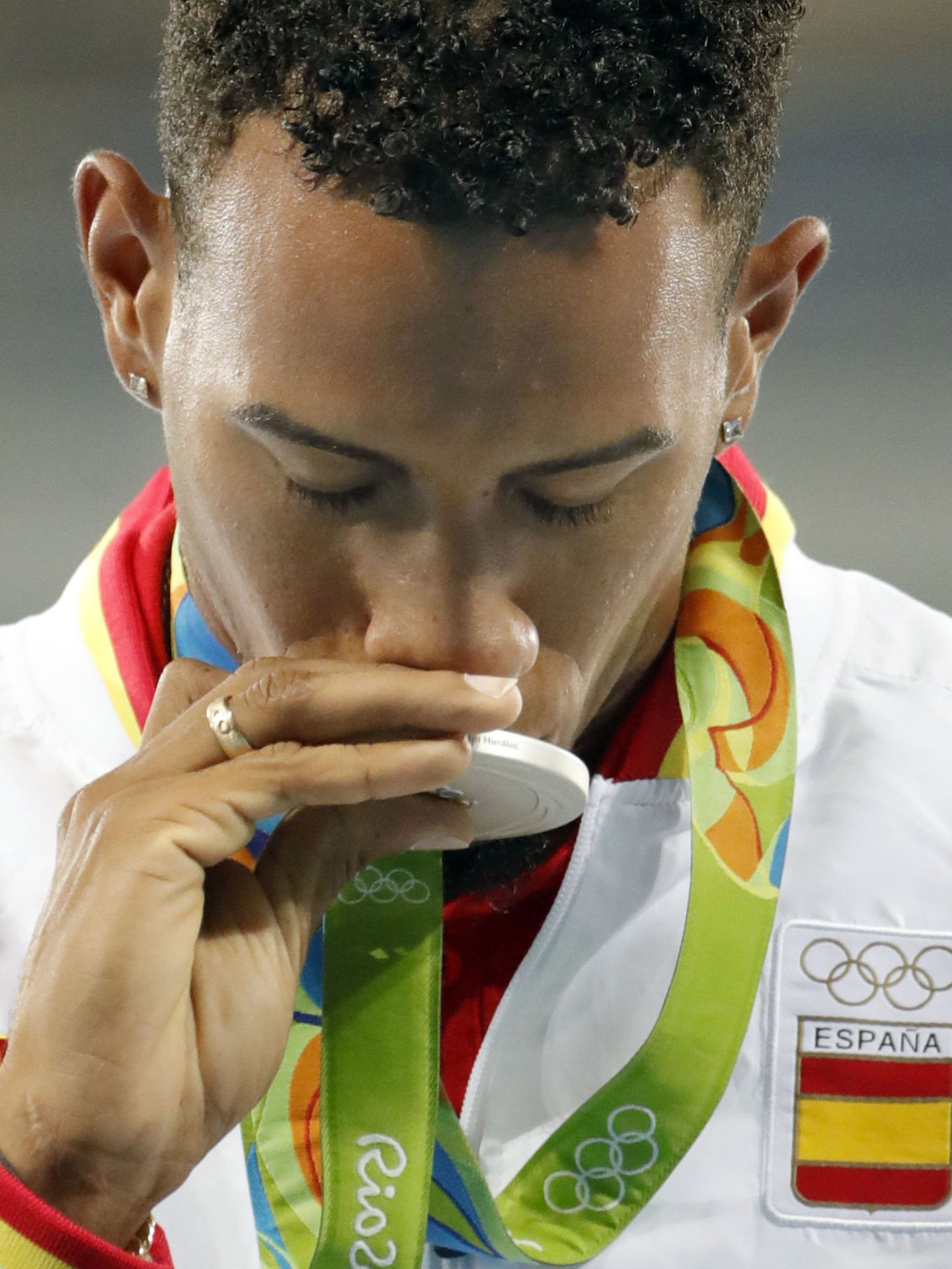 Orlando Ortega besa la medalla de plata de los 110 m vallas de Río. (EFE)