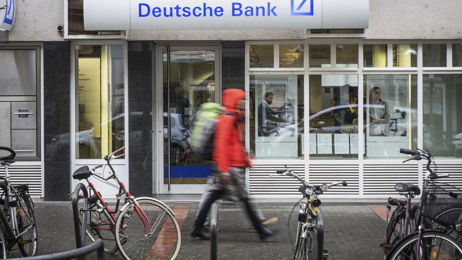 Foto: Peatones caminan junto a una sucursal de Deutsche Bank. (EFE)