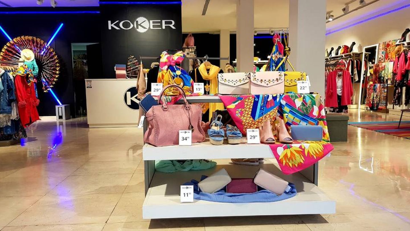 Koker vende pocas prendas por modelo 'para que las clientas no vayan uniformadas'.