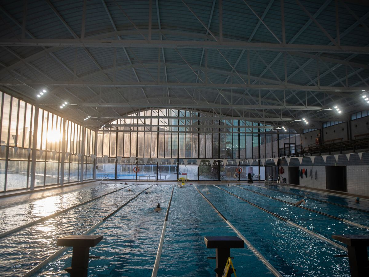 Foto: Varias personas nadan en una piscina. (Europa Press/David Zorrakino)