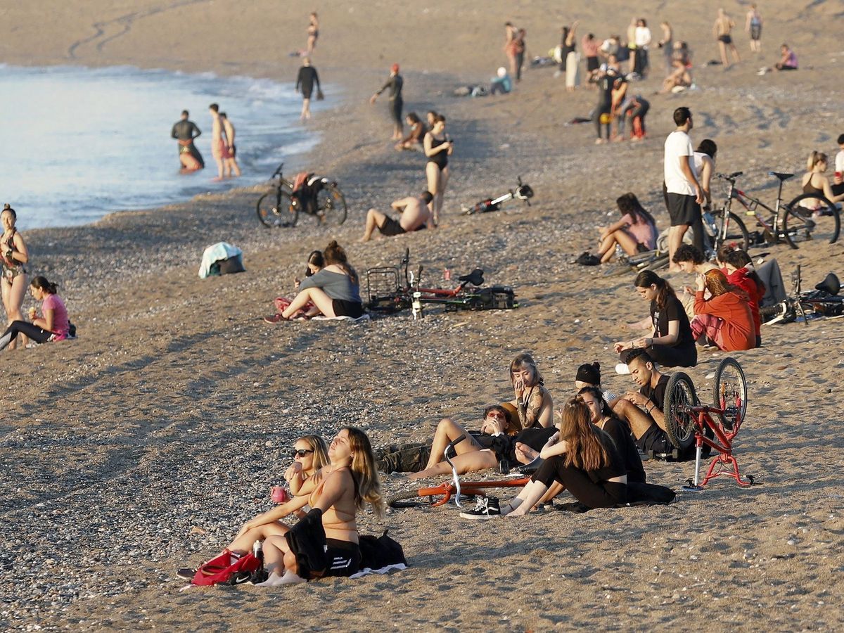 Foto: Ambiente en la playa de la Barceloneta, en la capital catalana, este 21 de mayo. (EFE)