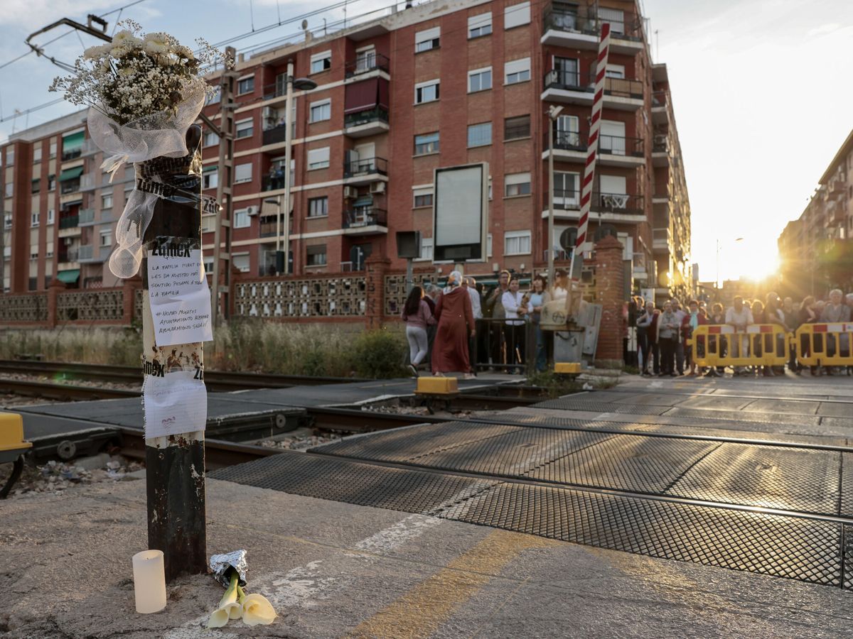 Foto: Vecinos recuerdan a joven arrollada en Alfafar, Valencia. (EFE/Ana Escobar)