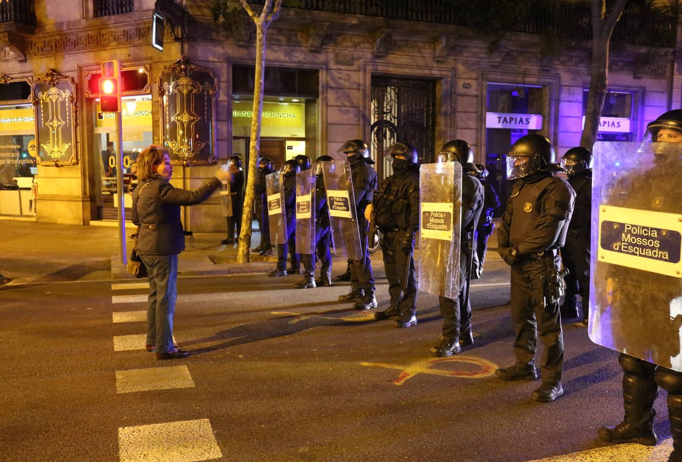 Una mujer se encara a un cordón de antidisturbios este sábado en Barcelona. (David Brunat)
