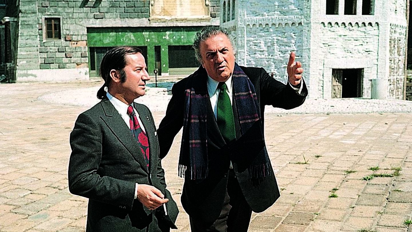 Berrocal y Fellini en los estudios de Cinecittà, en Roma, en 1974 (Fundación Berrocal).