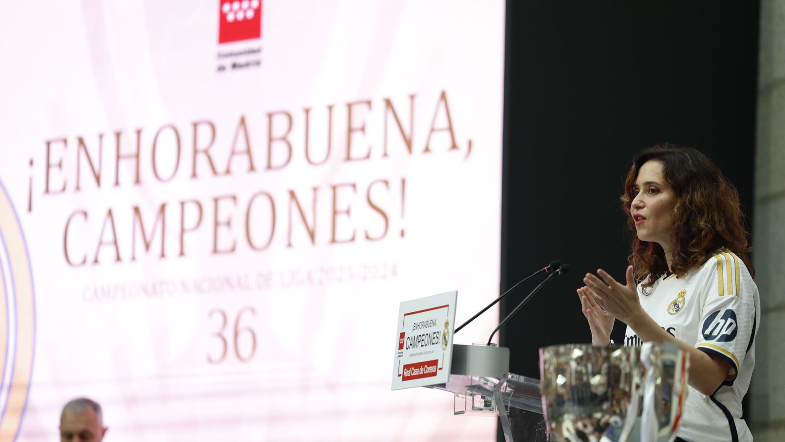 La presidenta de la Comunidad de Madrid, Isabel Díaz Ayuso, pronuncia un discurso tras recibir a jugadores y cuerpo técnico del Real Madrid. (EFE/Mariscal)