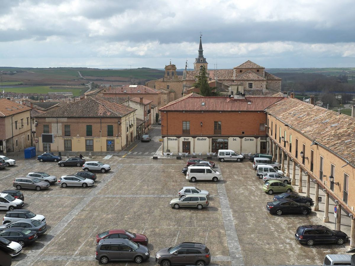 Foto: La plaza mayor de Lerma funciona como un aparcamiento al aire libre. (Wikipedia)