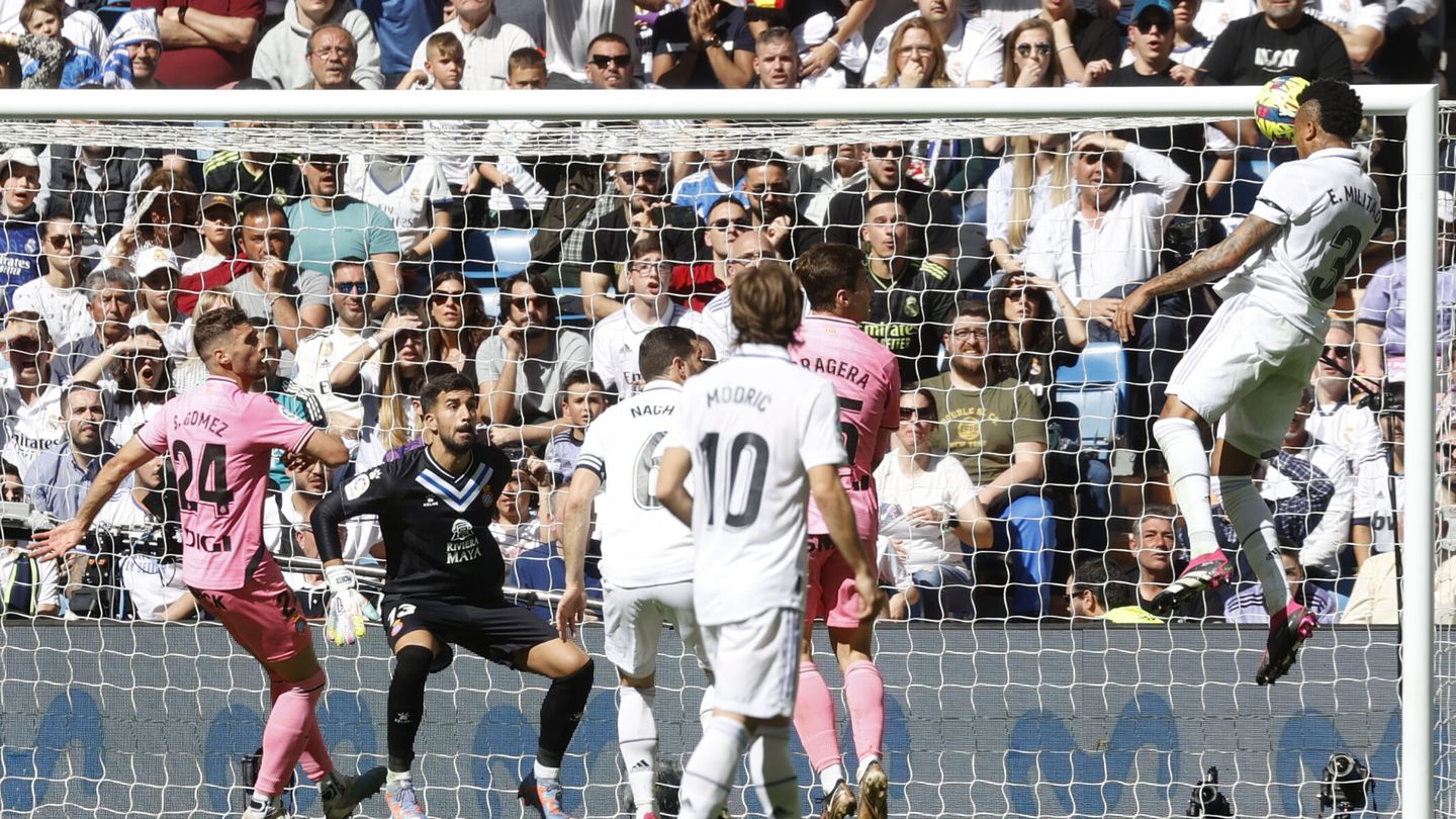 El gol de Militao para poner el 2-1 frente al Espanyol en el Santiago Bernabéu (EFE/Juan Carlos Hidalgo).
