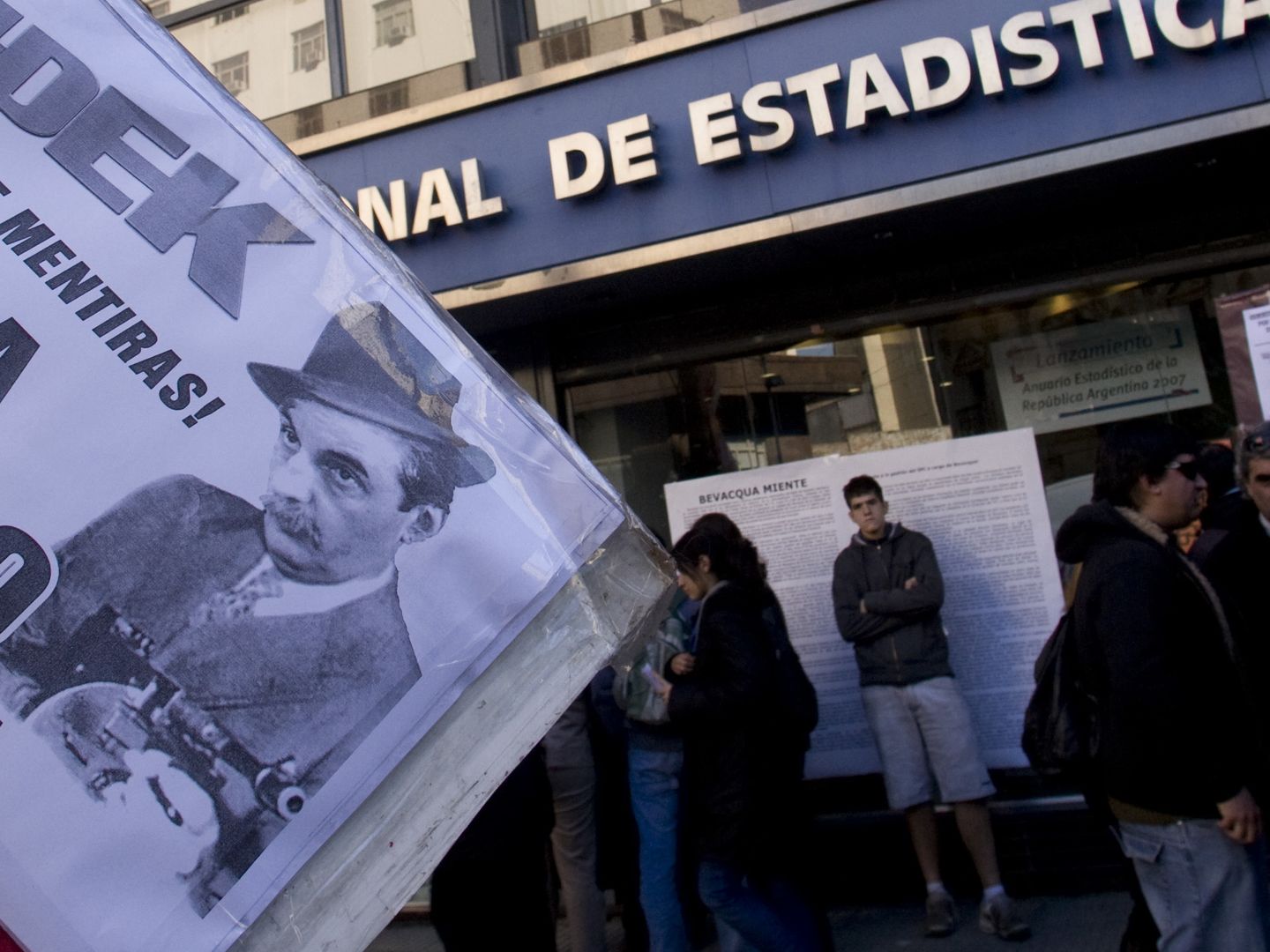 Manifestación contra Moreno y su equipo a las puertas del edificio del Indec en Buenos Aires (Reuters).