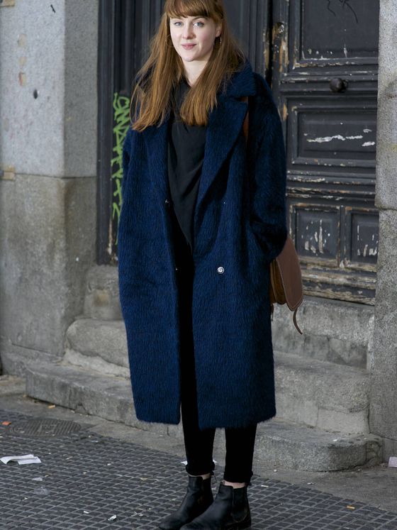 Look con abrigo azul marino del street style de Madrid. (Getty)
