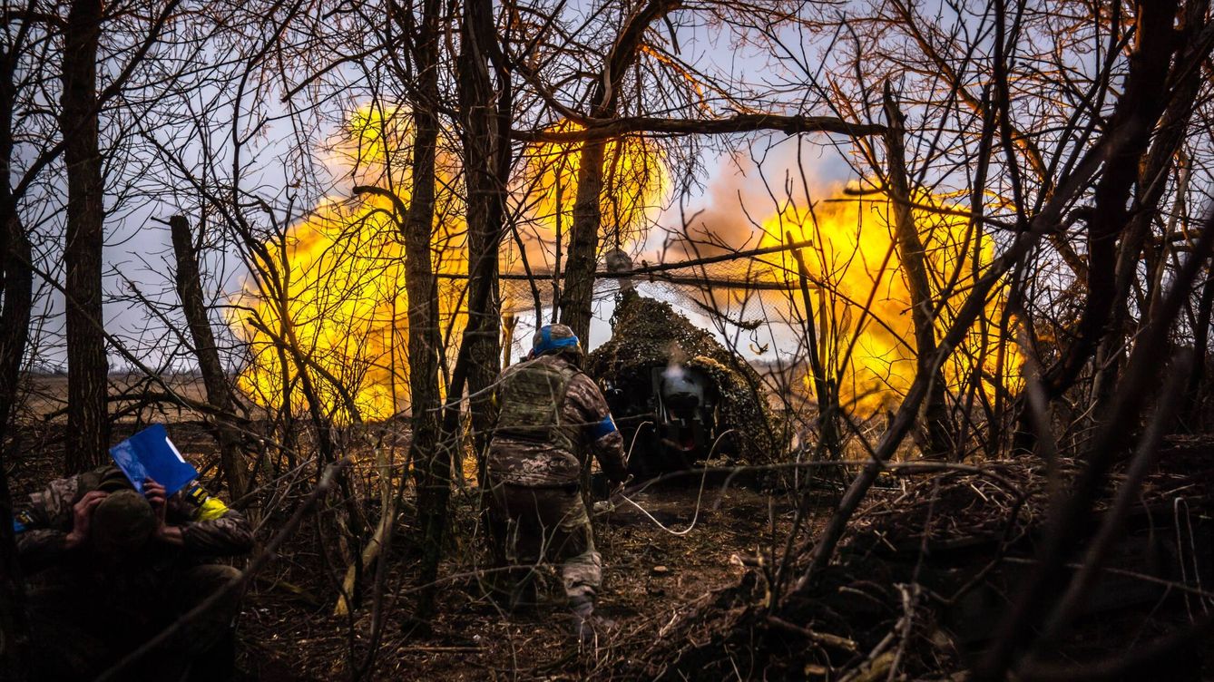 Foto: Soldados ucranianos de artillería en el frente de Avdiivka. (Fermín Torrano)