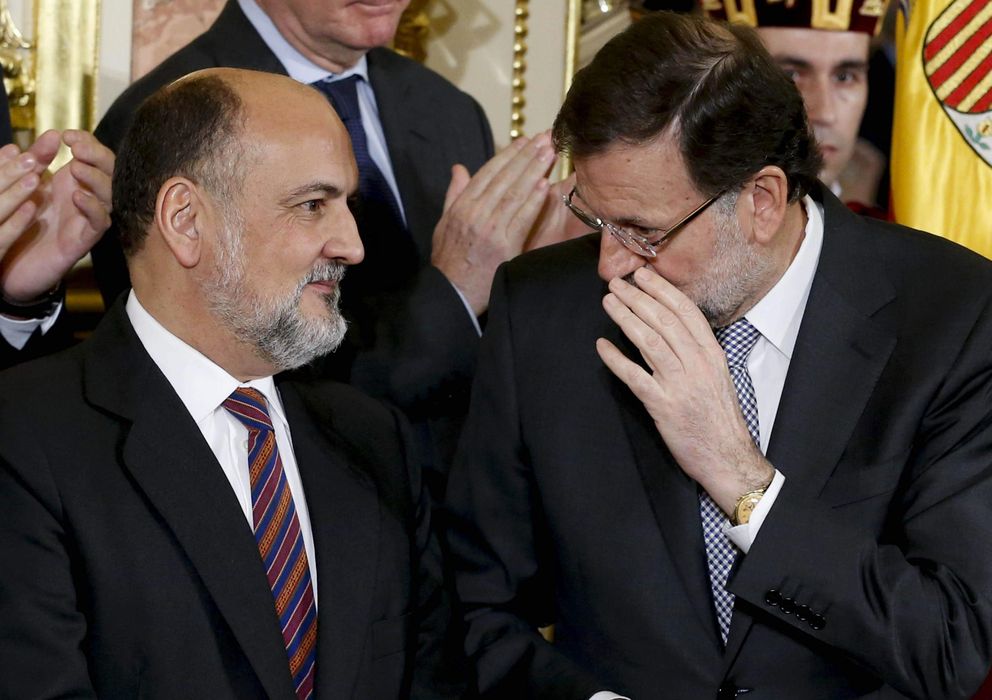 Foto: El jefe del Ejecutivo, Mariano Rajoy (d), conversa con el presidente del Tribunal Constitucional, Francisco Pérez de los Cobos. (EFE)