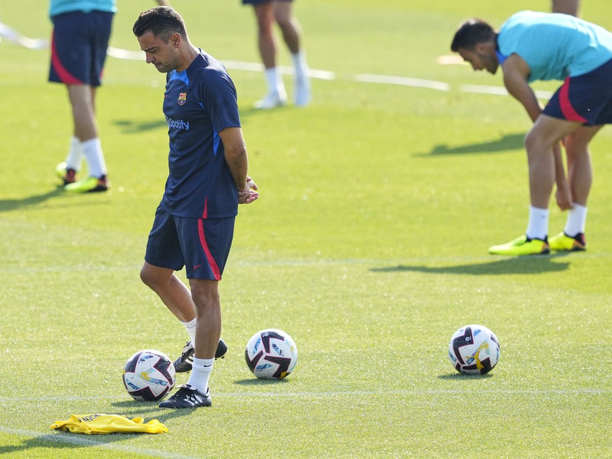 Foto: Xavi, dirigiendo un entrenamiento del Barcelona. (EFE/Alejandro García)