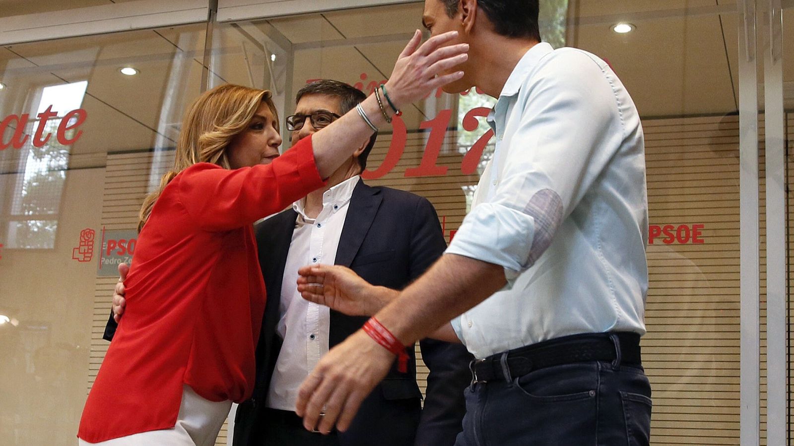 Foto: Los candidatos a la secretaría general del PSOE, Susana Díaz (i), Patxi López (c) y Pedro Sánchez (d), se saludan en la sede del partido. (EFE)