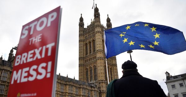 Foto: Manifestantes en contra del Brexit participan en una protesta ante el Parlamento en Londres. (EFE)