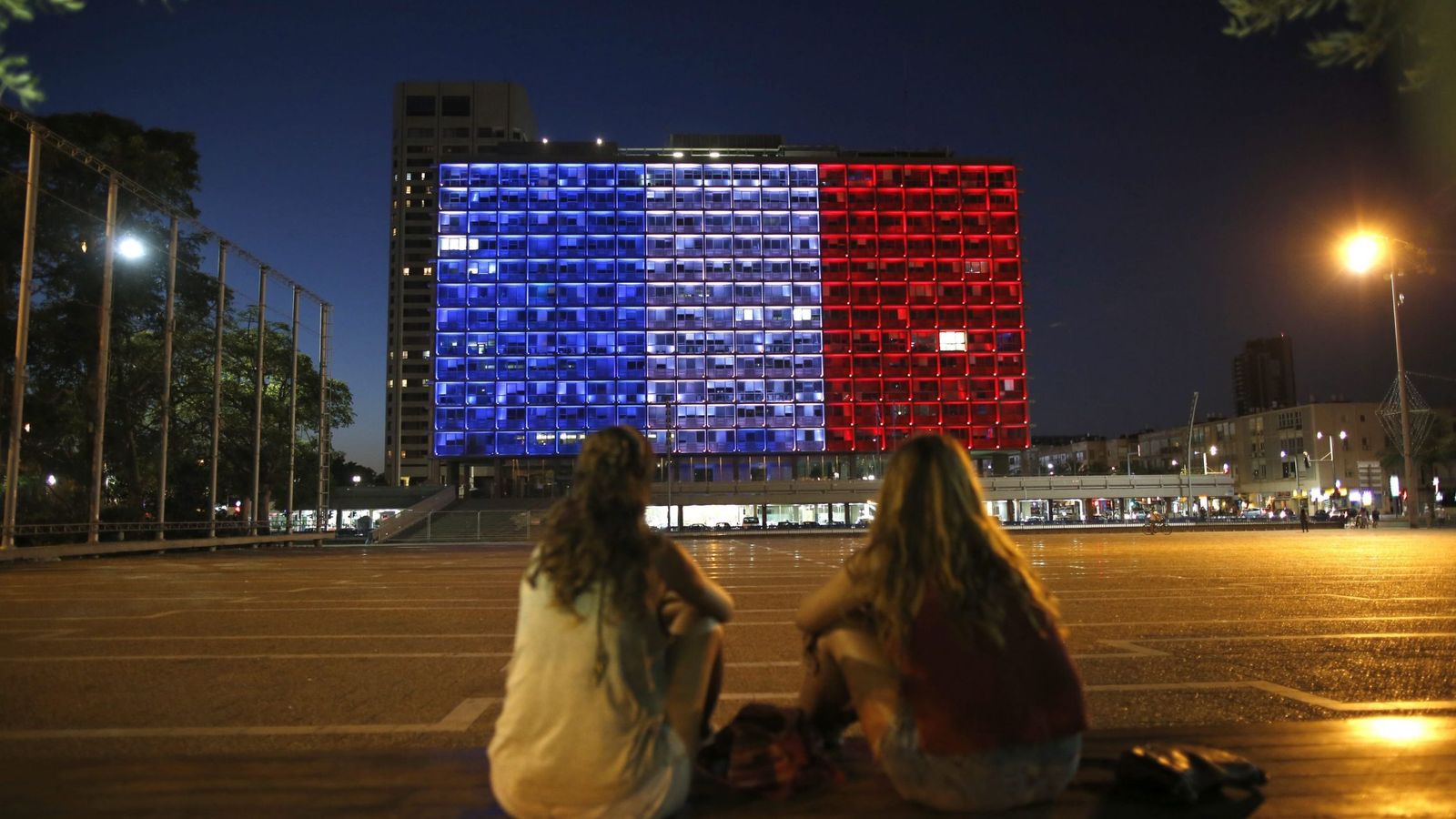 Foto: Homenaje a las víctimas del atentado en Niza sobre la fachada de un edificio de Tel Aviv. (EFE)
