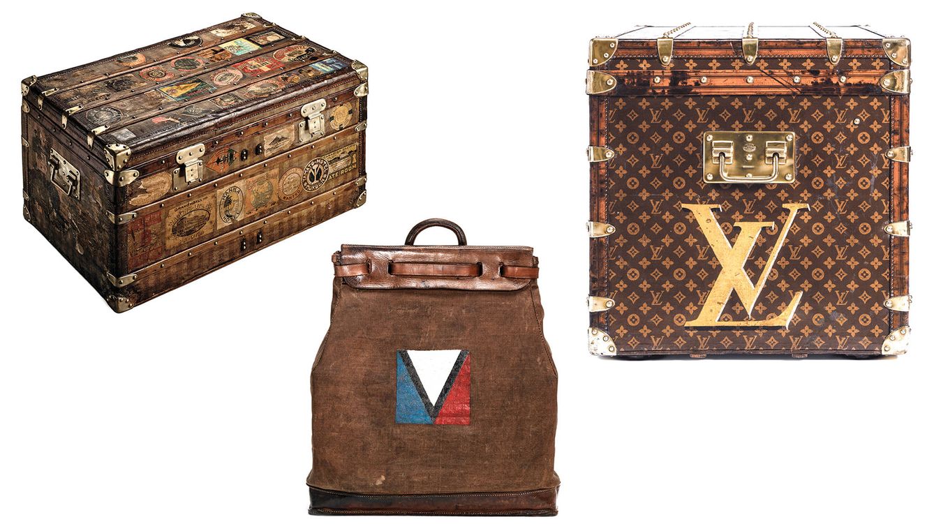 De izquierda a derecha, baúl de 1885 que perteneció a la familia del coleccionista francés Charles de Beitegui; bolso Steamer (1901), de Gaston-Louis Vuitton; y baúl de la familia Vuitton (1906), que fue utilizado con fines publicitarios.
