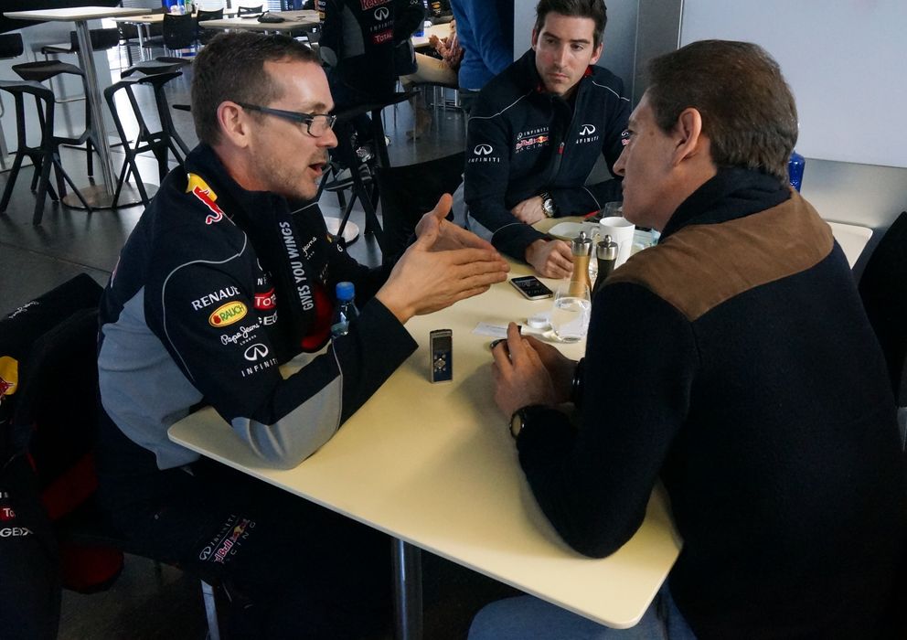 Foto: Andreas Sigl (i), 'global director' del programa de F1 de Infiniti, durante la entrevista con 'El Confidencial'.