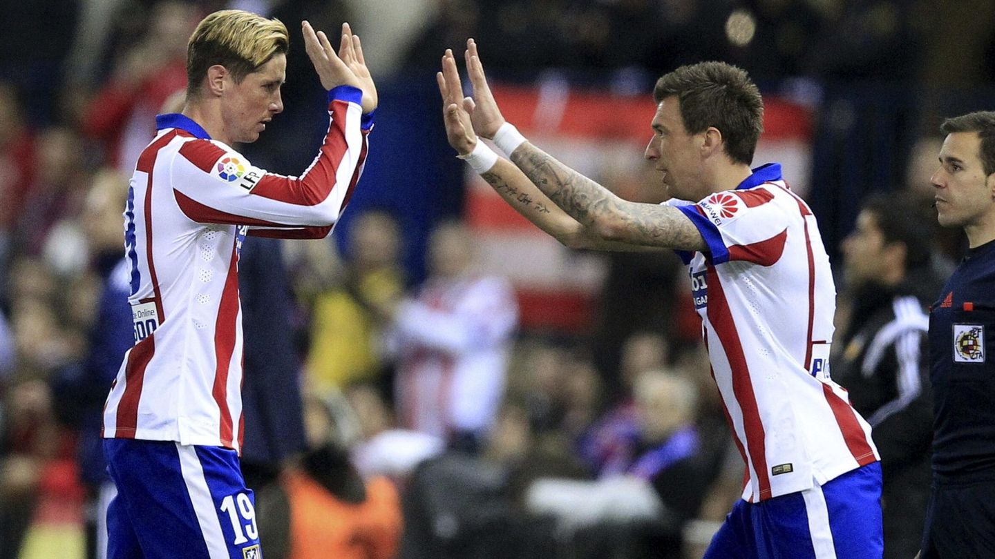 El delantero del Atlético de Madrid Fernando Torres, sustituido por Mario Mandzukic. Foto: Víctor Lerena (EFE)
