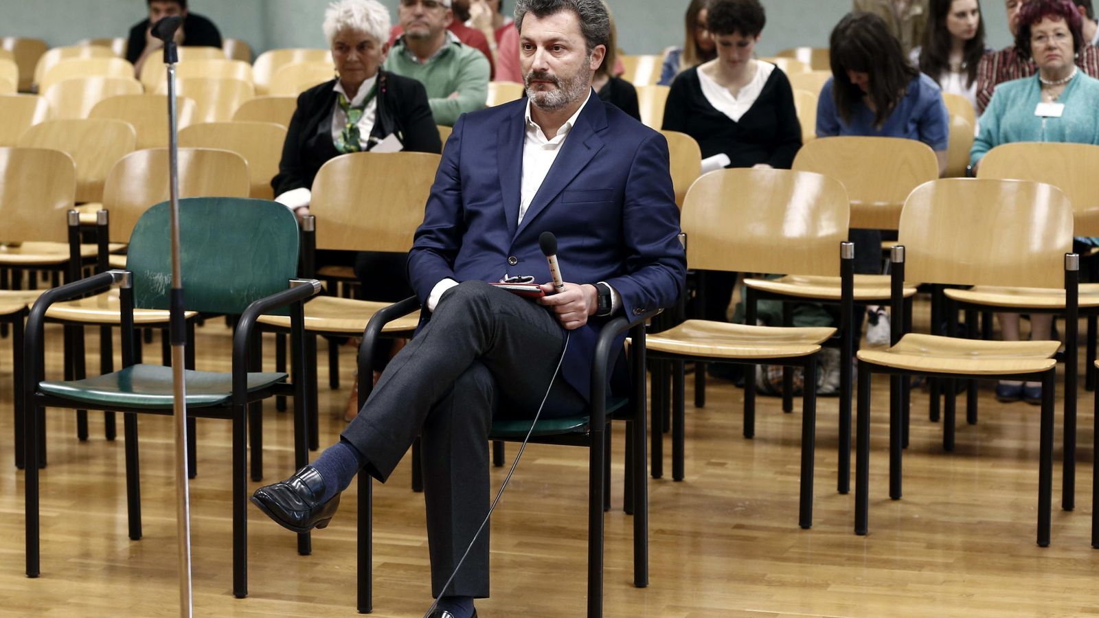 Foto: El exdiputado del PP Santiago Cervera, en la sala del Palacio de Justiacia de Navarra. (EFE)
