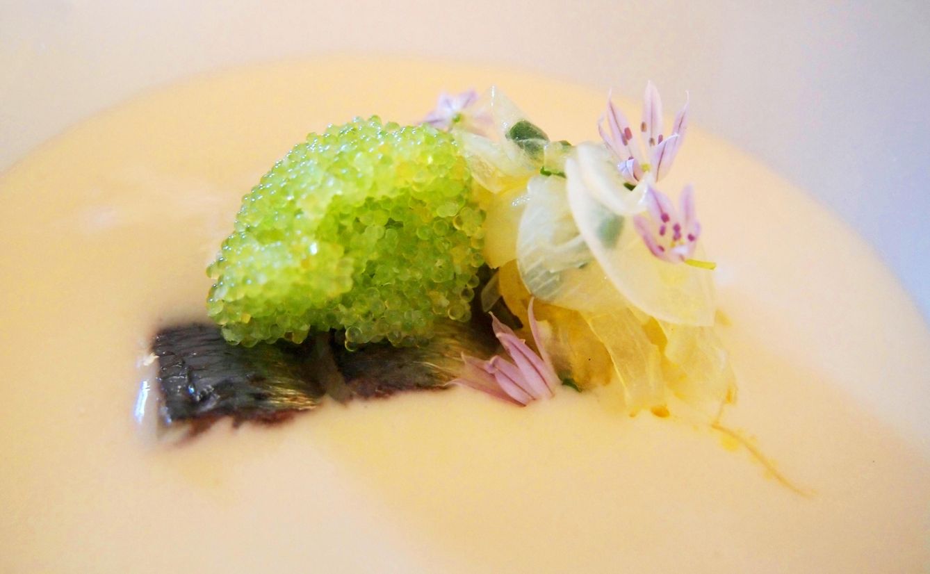 Crema fría de cebolleta con sardina curada y huevas de wasabi