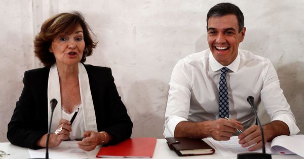 Foto: Pedro Sánchez junto a la vicepresidenta en funciones, Carmen Calvo. (EFE)