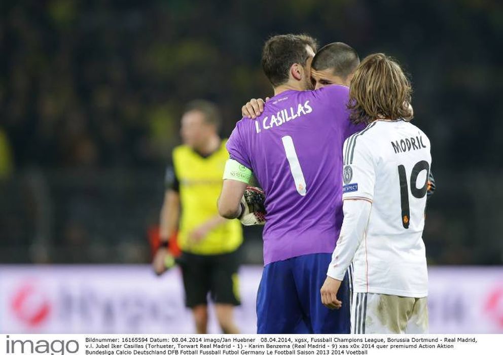 Foto: Casillas se abraza a Morata ante la presencia de Modric (Imago)