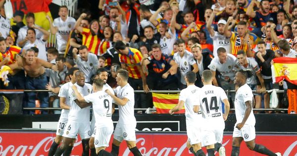 Foto: Los jugadores del Valencia celebran un gol. (Reuters)