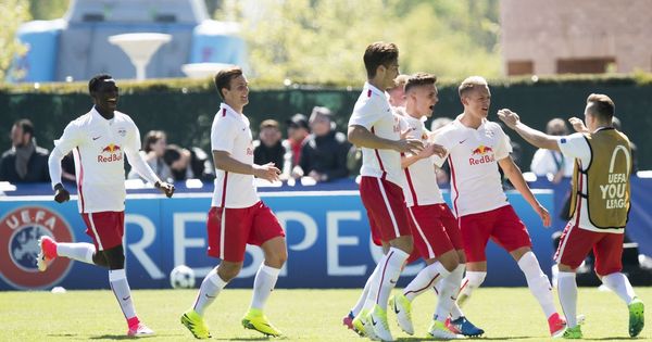 Foto: Los jugadores del Salzburgo celebran el pase a la final de la Youth League. (EFE)