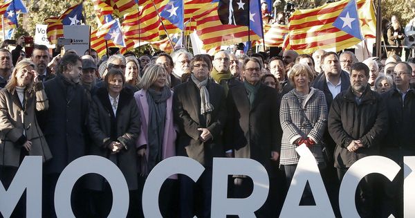 Foto: Puigdemont y el Govern acompañan a Mas y 'exconselleras' hasta el TSJC antes del comienzo del juicio del 6F. (EFE)