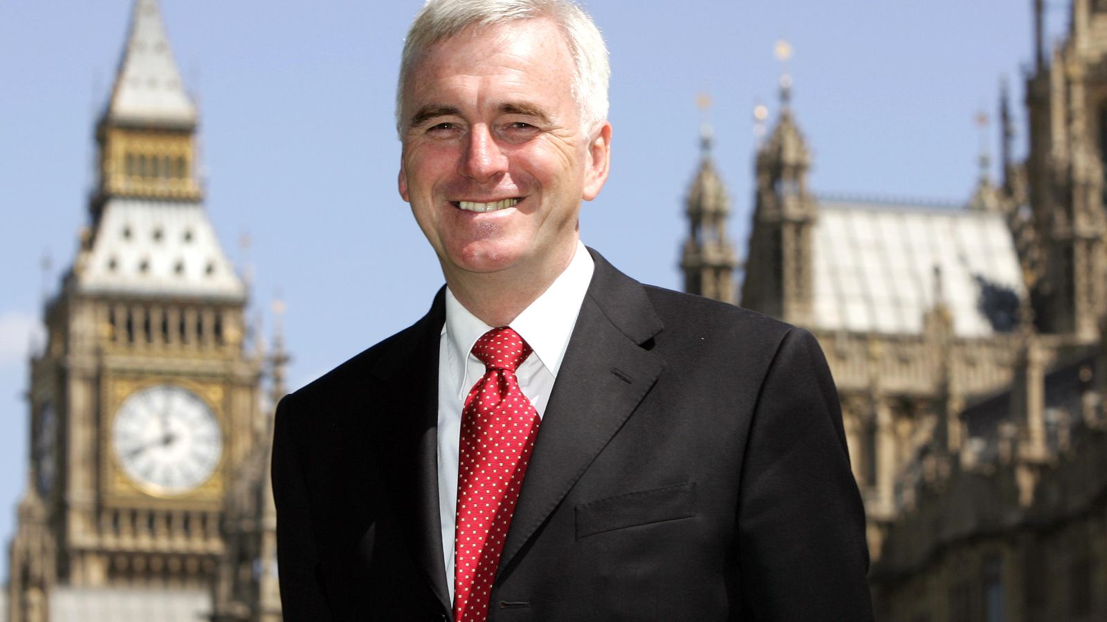 Foto: John McDonnell posa ante el Parlamento británico, en Londres, en julio de 2006. (Reuters)
