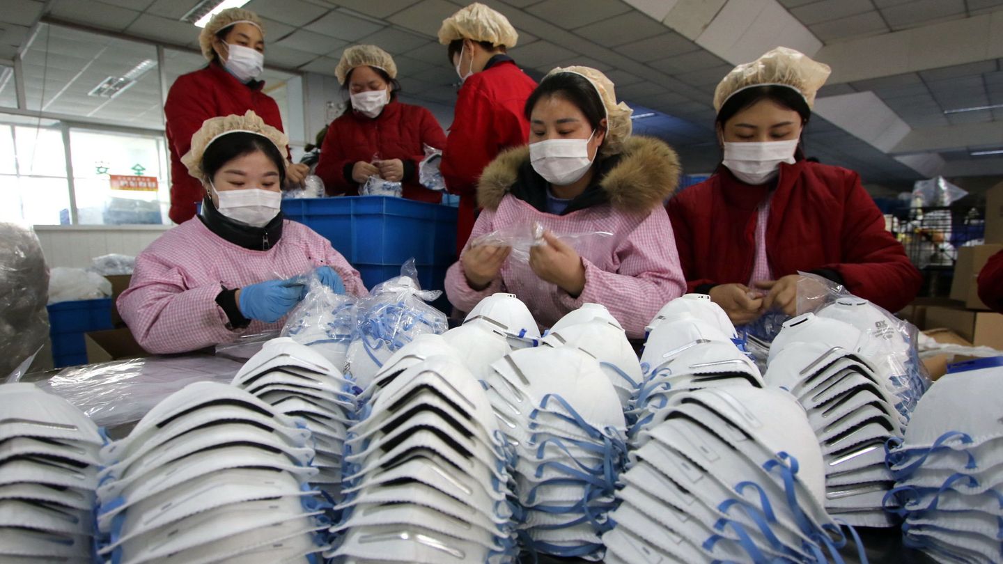 Las mascarillas se han convertido en un complemento indispensable en China. (Reuters)