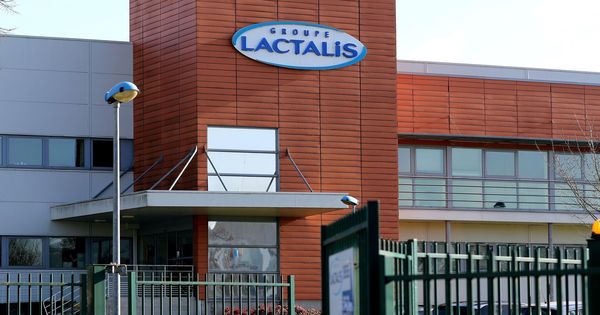 Foto: Vista de la entrada de fábrica del grupo Lactalis en Laval, Francia. (EFE)