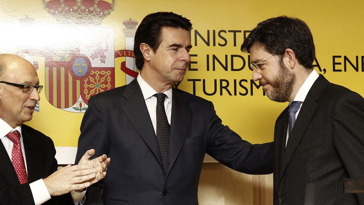Cristóbal Montoro y José Manuel Soria con Alberto Nadal. (EFE)