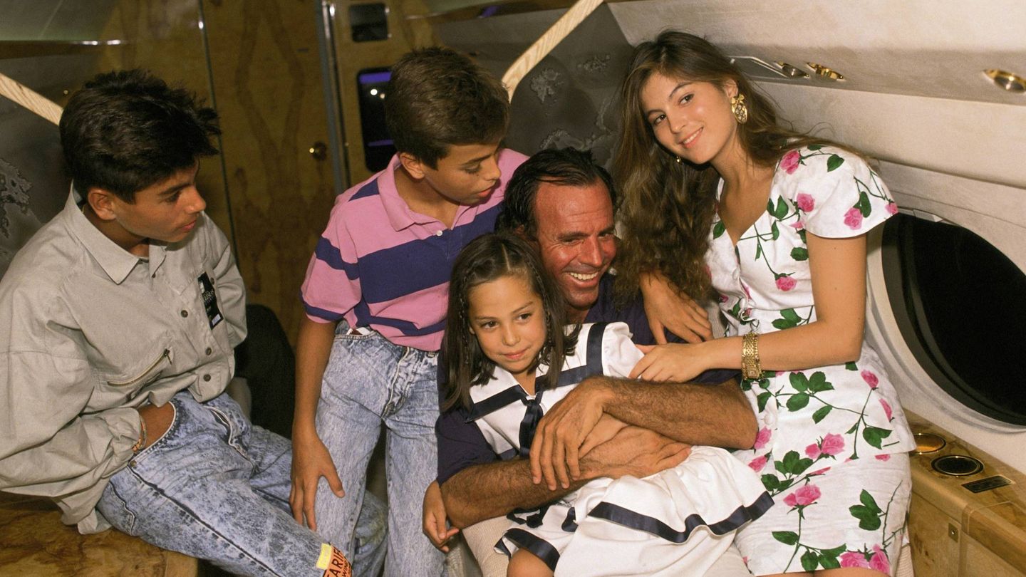 Julio Iglesias, junto a Tamara Falcó y sus hijos Enrique, Julio y Chábeli. (Getty)