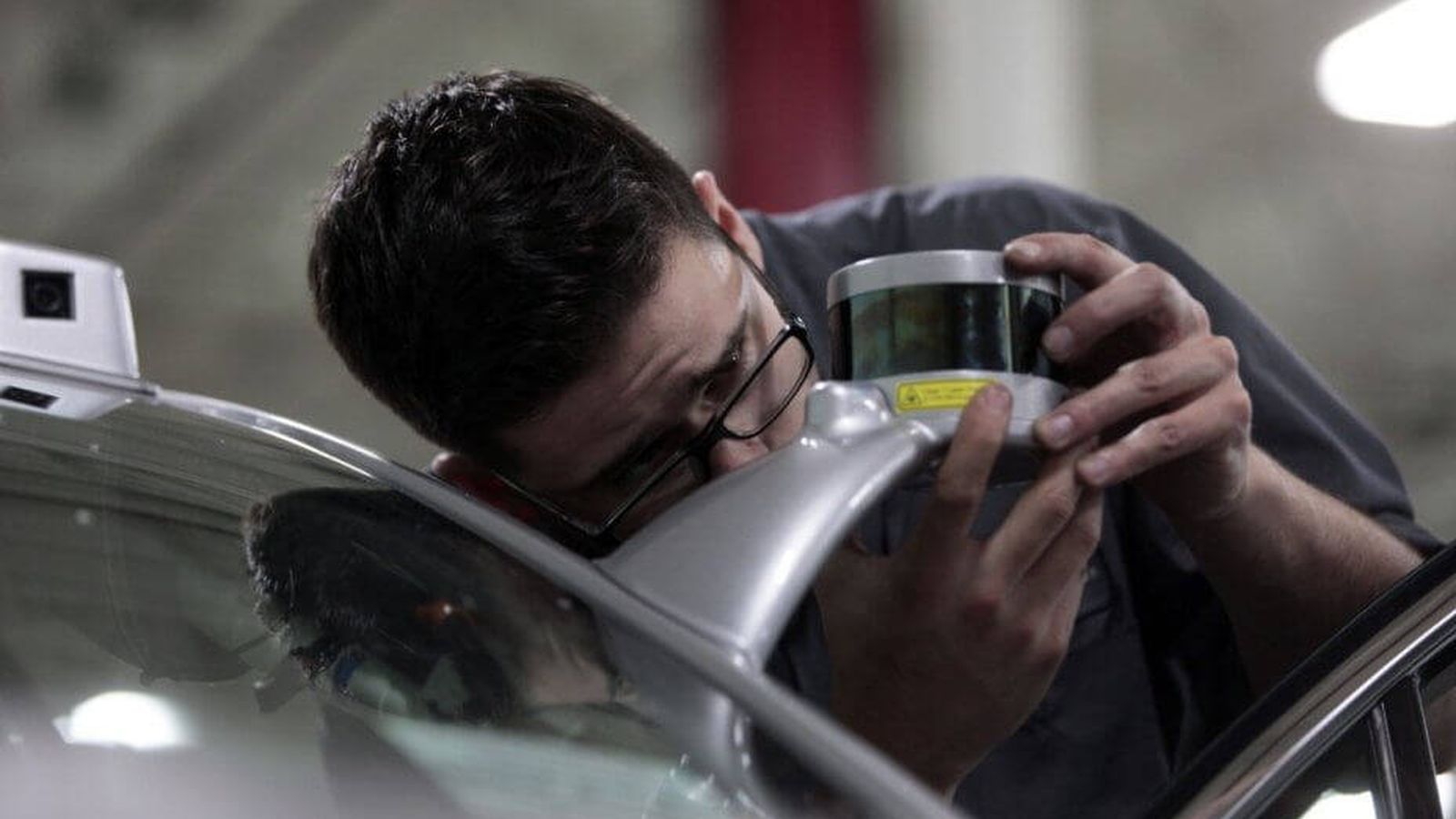 Foto: Un ingeniero de Ford trabajando en el coche autónomo de la compañía.