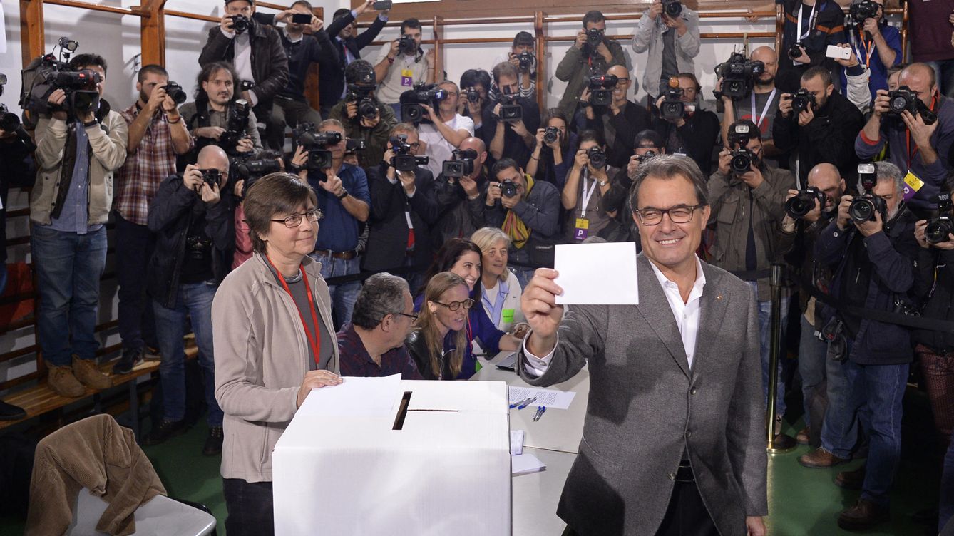 Foto: Artur Mas votando en la consulta soberanista (EFE)