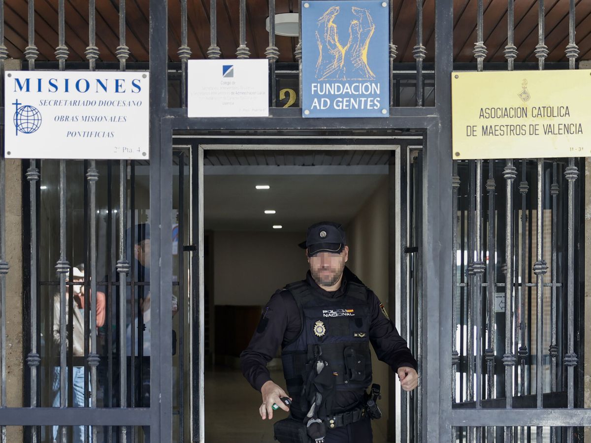 Foto: Un agente de la Policía Nacional sale del edificio donde se investigan las circunstancias . (EFE/Biel Aliño)