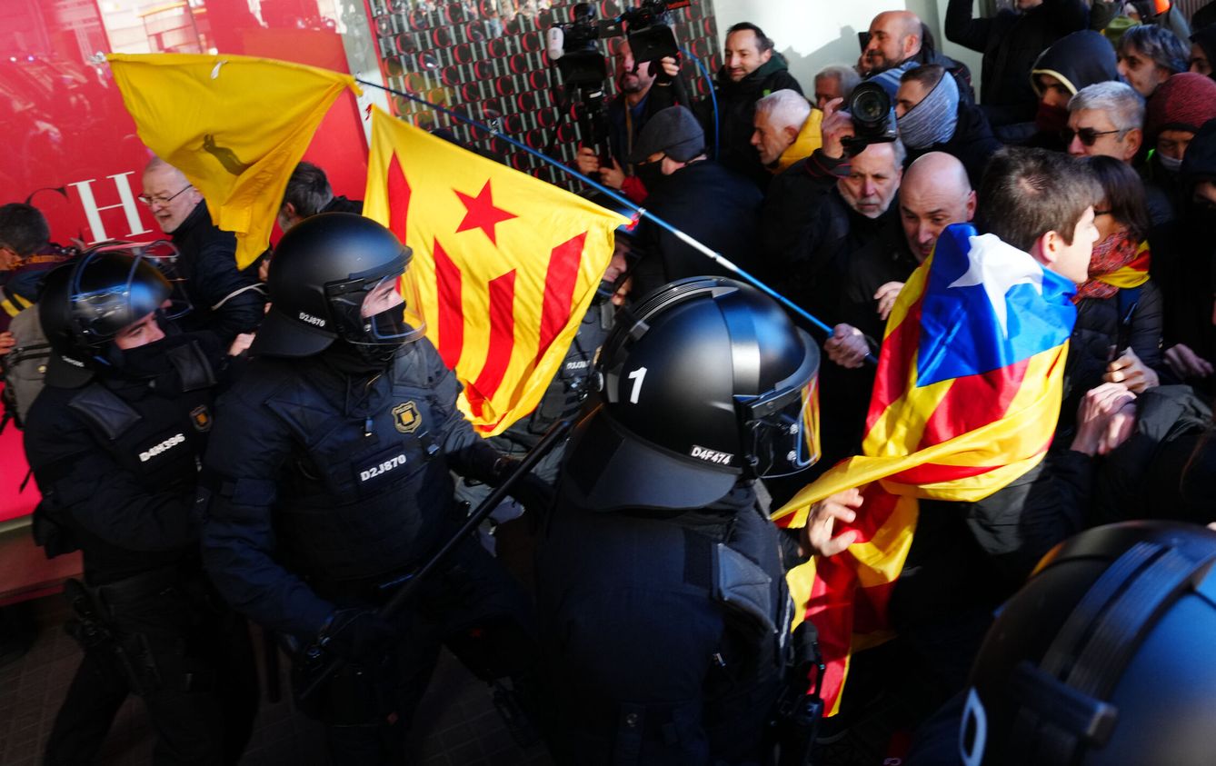 Incidentes entre manifestantes y mossos d'Esquadra durante la manifestación promovida por los CDR ante el Consulado General de Francia. (EFE/Enric Fontcuberta)