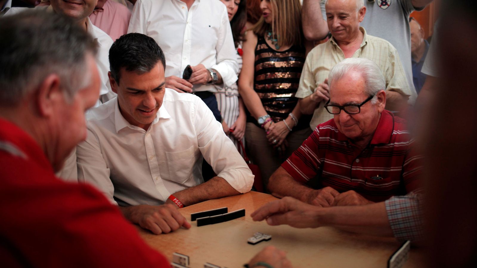 Foto: Pedro Sánchez juega al dominó con jubilados en el centro de mayores Anica Torres en Benalmádena, Málaga, este 15 de junio. (Reuters)