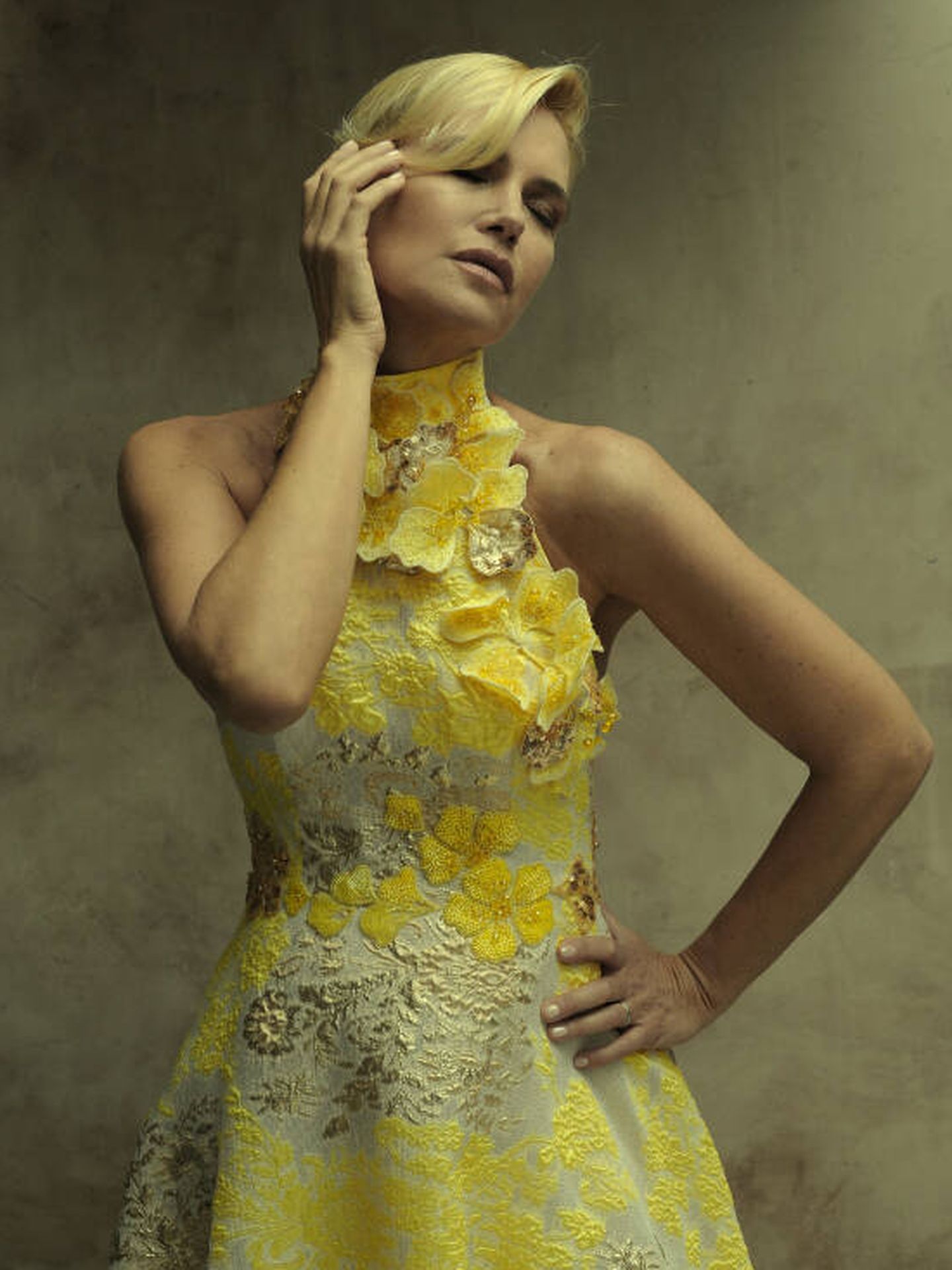 Valeria Mazza, enfundada en un modelo midi amarillo de corpiño con flores tridimensionales. (Gabriel Machado)