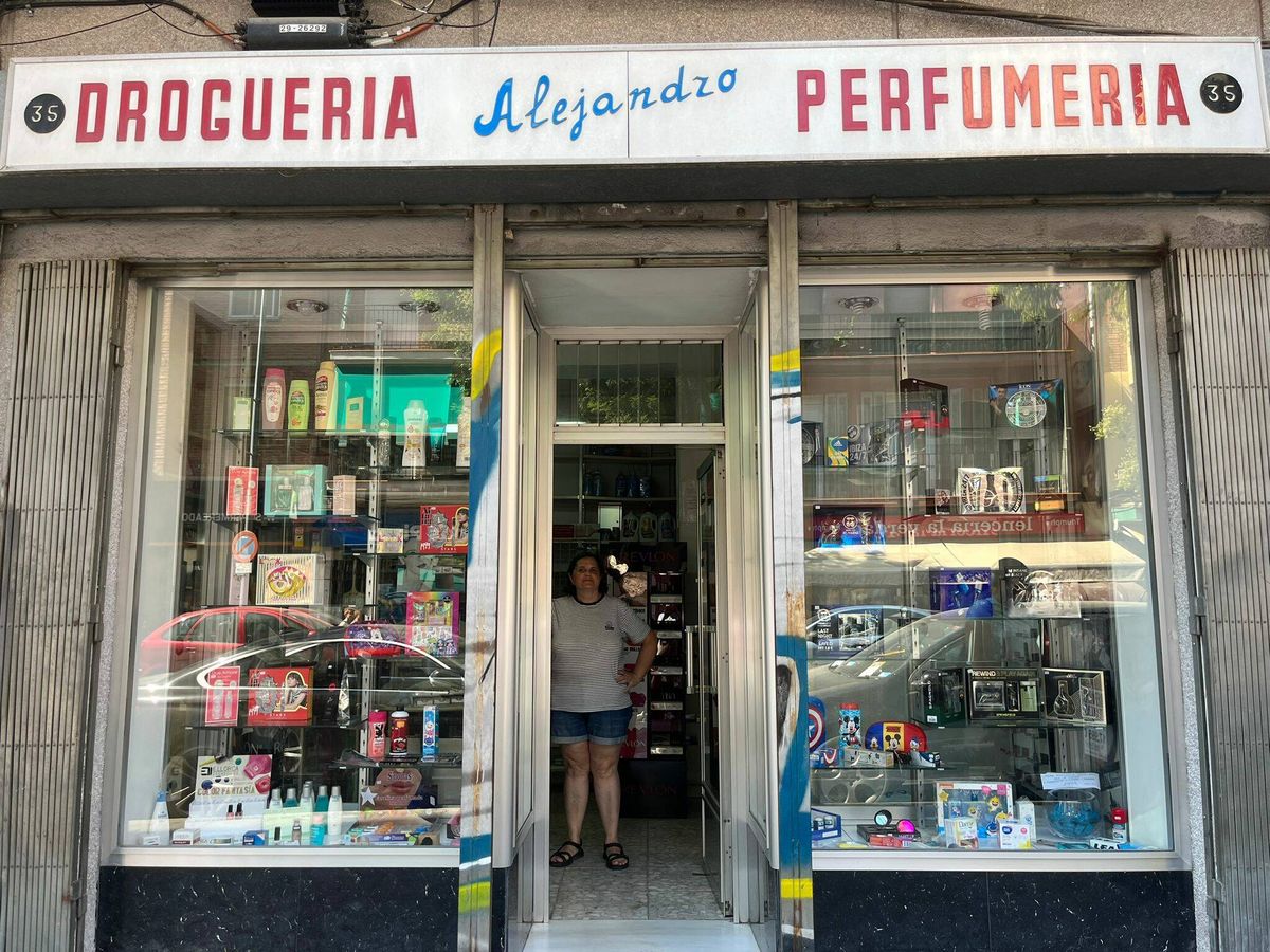 Foto: Puerta de la droguería Alejandro, en la calle Marcelino Camacho, de Carabanchel. (A. F.)
