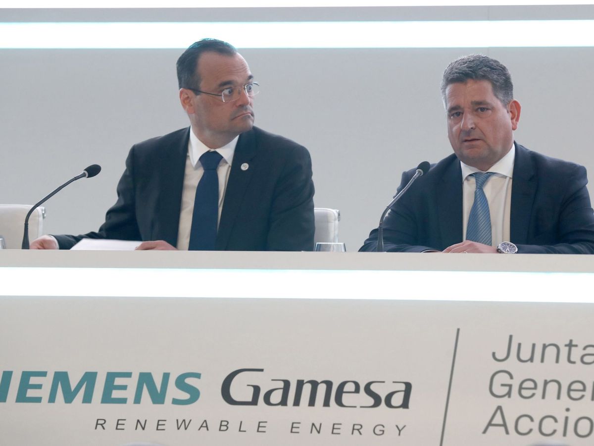 Foto: El consejero delegado, de Siemens Gamesa, el alemán Markus Tacke, (i) junto al presidente, Miguel Angel López. (EFE)