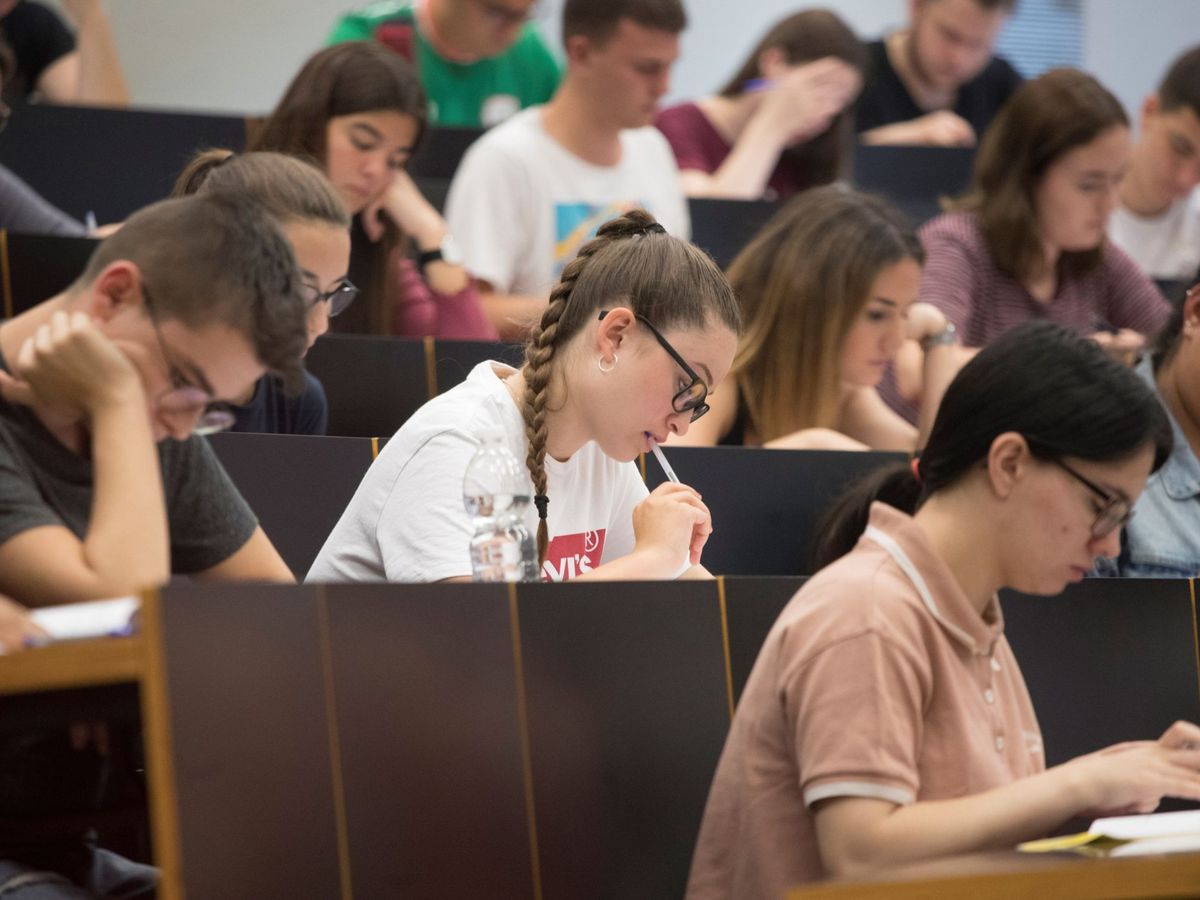 Foto: Un grupo de estudiantes en la Universitat Pompeu Fabra realizan el examen de selectividad en 2019 