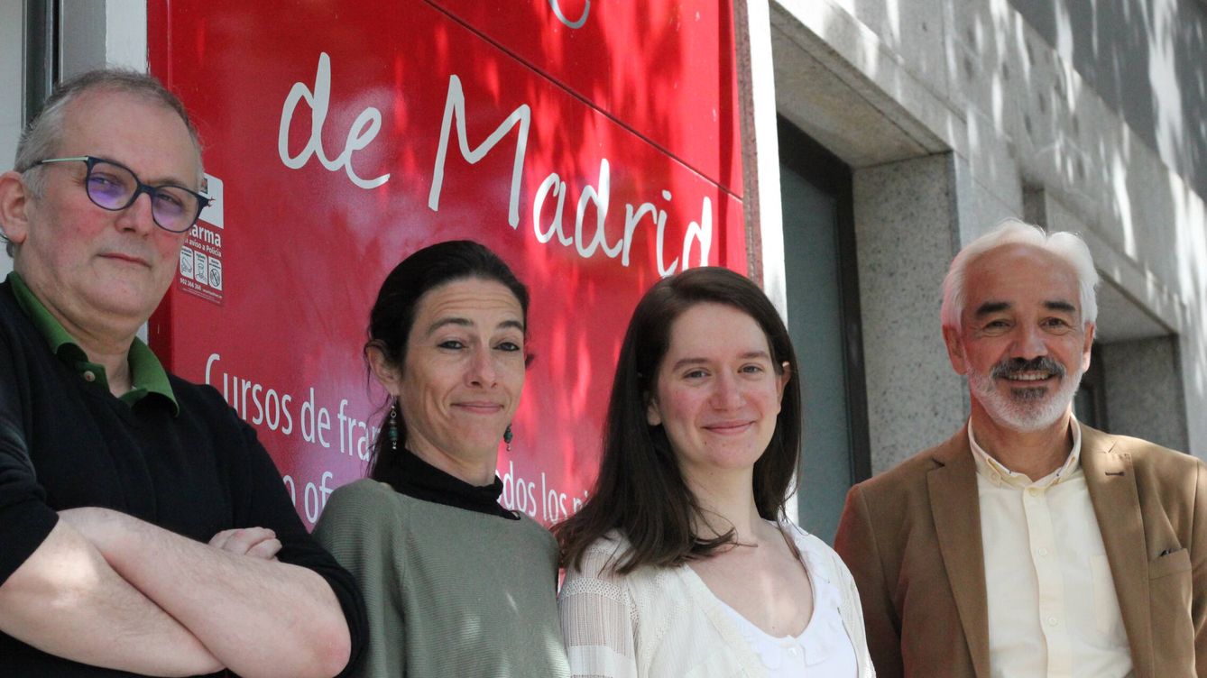 Foto: Varios miembros de la Alliance Française a las puertas de su centro en Madrid. (Guillermo Cid)